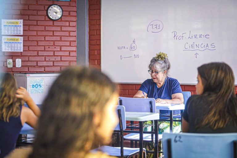Escolas viram negócio: como a iniciativa privada avança sobre a educação pública no RS