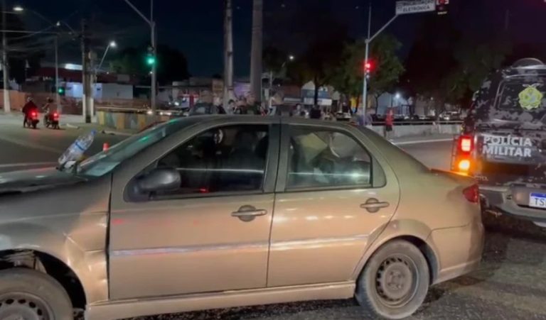 Colisão entre motocicleta e carro deixa um morto e um ferido em Manaus