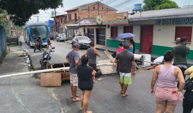 Moradores fecham rua após quatro dias sem energia elétrica em Manaus