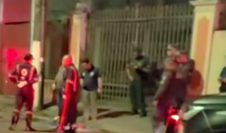 Garis encontram feto entre materiais descartados na região central de Manaus