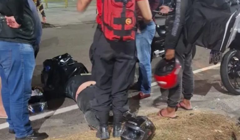 Motociclista de aplicativo fica ferido após ser atingido por carro em Manaus