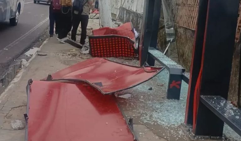 Carreta atinge parada de ônibus e poste durante a madrugada na Ponta Negra em Manaus