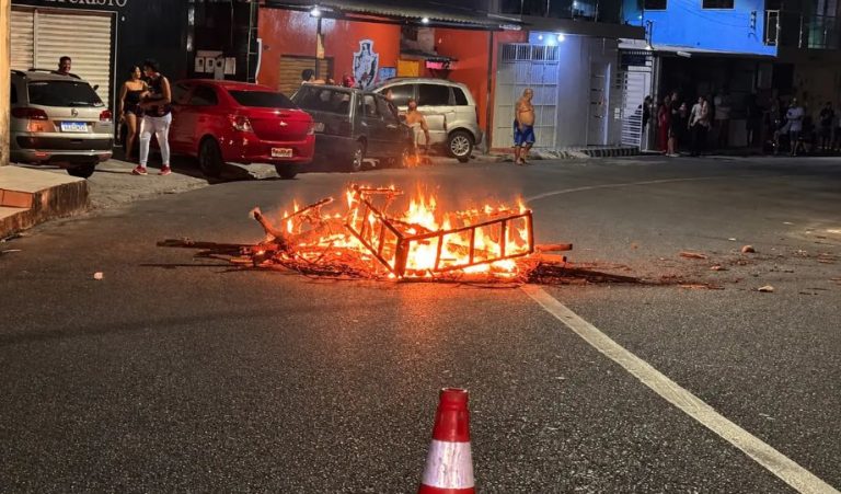 Apagão de mais de 12 horas provoca protesto de moradores no Japiim em Manaus