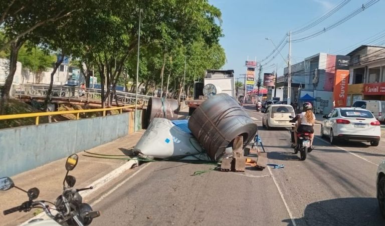 Bobinas de mais de uma tonelada caem de carreta na Avenida Brasil em Manaus