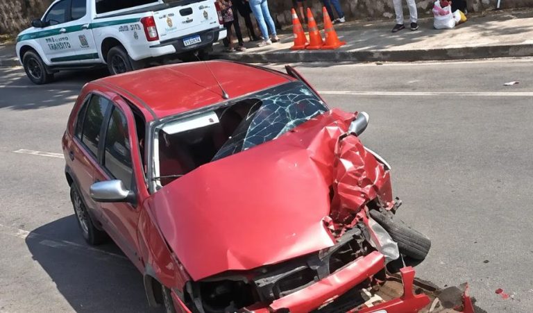 Motorista fica ferido após colidir com outro carro durante conversão na Ponta Negra em Manaus