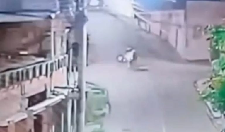 Acidente entre moto e veículo deixa mototaxista e passageira feridos em Tefé no AM