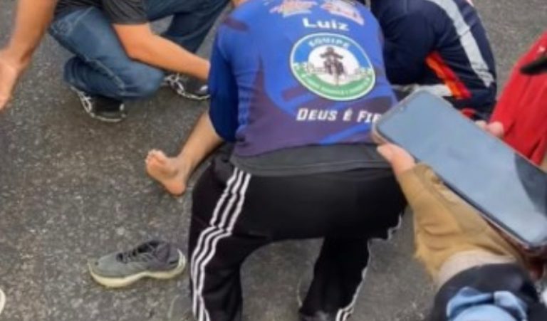 Ônibus atinge pé de motociclista durante manobra em Manaus