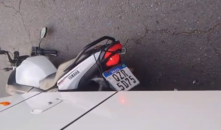 Motociclista perde controle, bate em ônibus e fica gravemente ferido na Zona Norte de Manaus