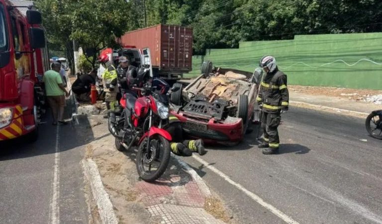 Motorista fica ferido após carro capotar em colisão com carreta no Japiim em Manaus