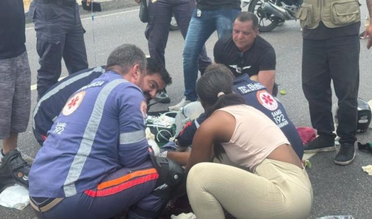 Passageira de moto sofre parada cardíaca após acidente com carreta em Manaus
