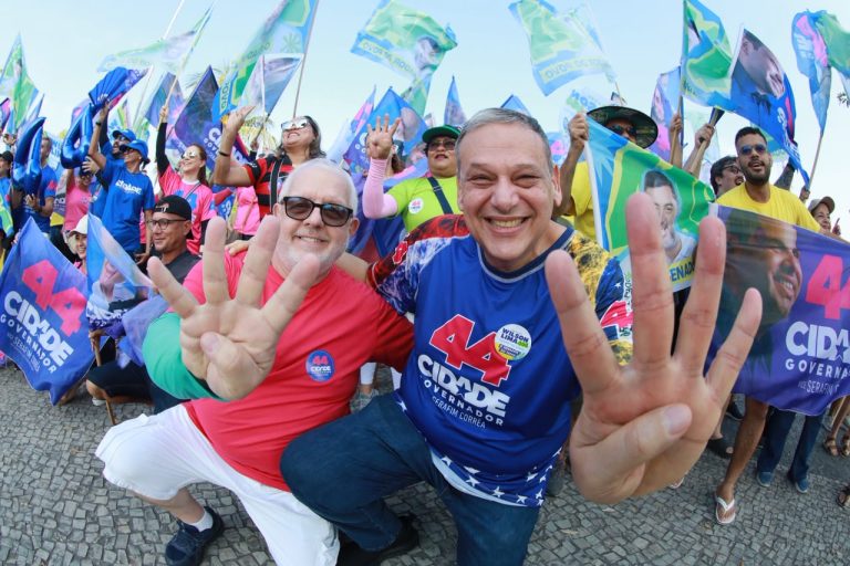 Apoiadores de Roberto Cidade realizam bandeiraços em todas as zonas de Manaus na manhã deste sábado (5)