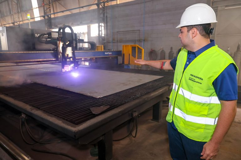 Roberto Cidade inspeciona construção de terminais flutuantes para comunidades do interior do Amazonas