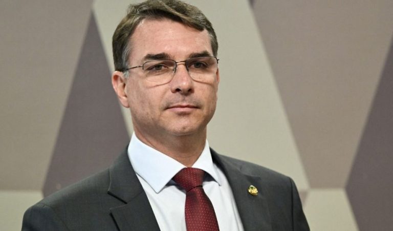 Flávio Bolsonaro desembarca em Manaus para cumprir agenda de campanha no Amazonas