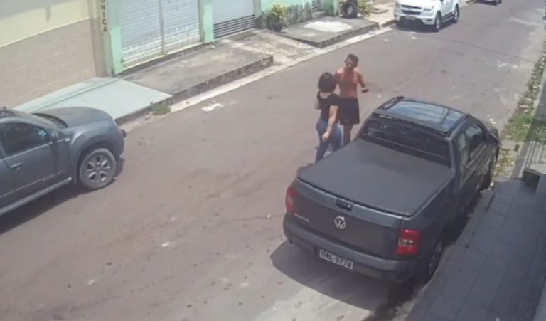 [Vídeo]: Homem é flagrado agredindo vizinha com soco no rosto em Manaus
