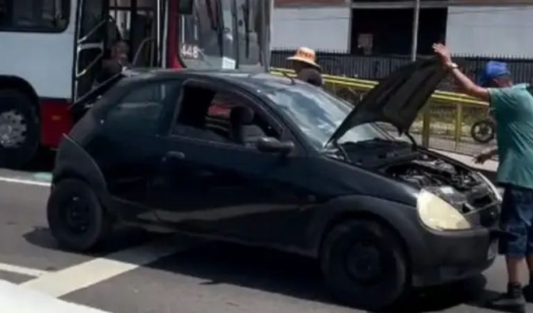 Acidente entre quatro carros e ônibus provoca lentidão na Avenida Max Teixeira em Manaus