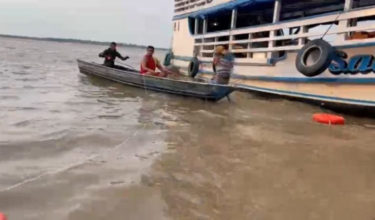 [Vídeo]: Bombeiros buscam homem desaparecido no Rio Amazonas em Parintins