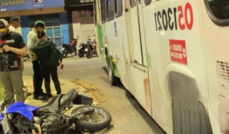 Passageira tem perna esmagada após moto ser prensada por ônibus em Manaus