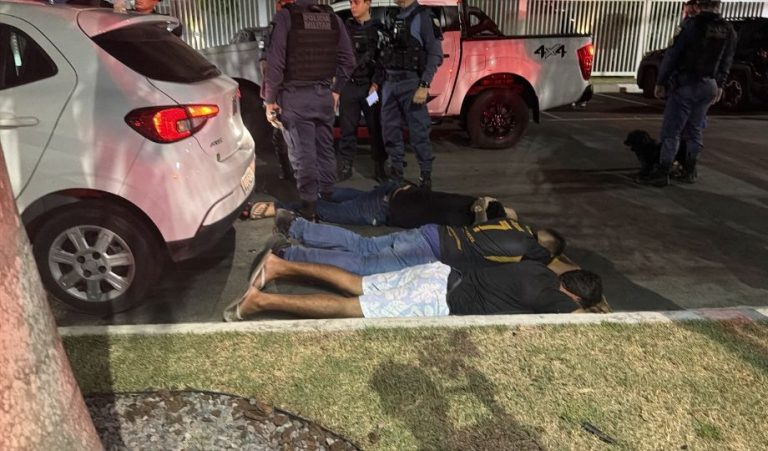 Três homens são presos com arma e objetos suspeitos de roubo em Manaus
