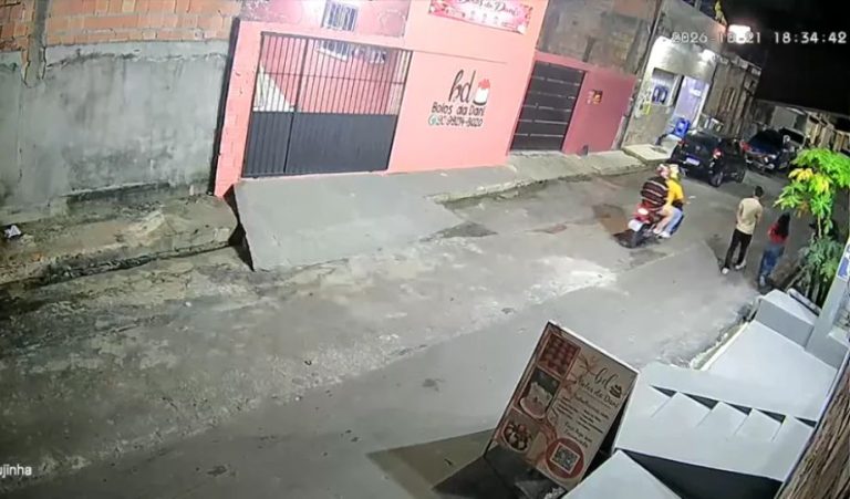 [Vídeo]: Dois jovens são assaltados por dupla armada no Monte das Oliveiras em Manaus