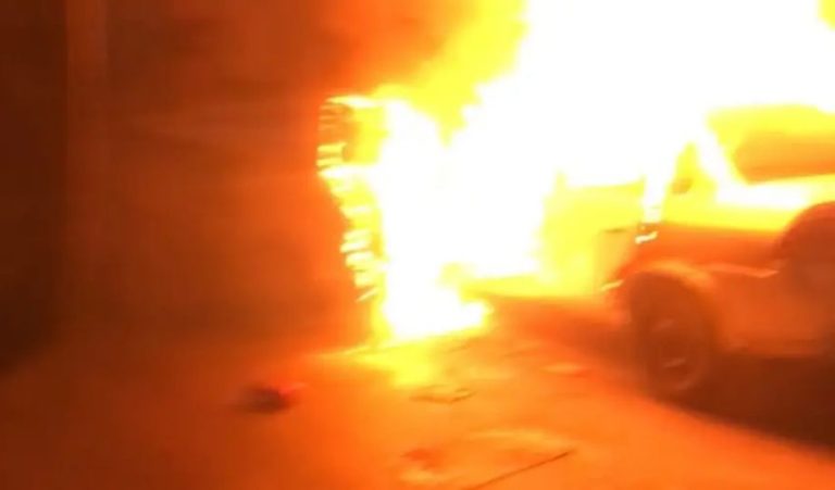 Incêndio destrói carro em frente a escola estadual na Zona Leste de Manaus