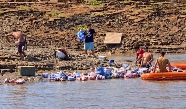 Passageiros são resgatados após barco naufragar no interior do Amazonas