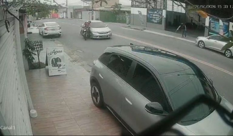 [Vídeo]: Suspeito em moto roubada perde controle, bate em carro e foge a pé em Manaus