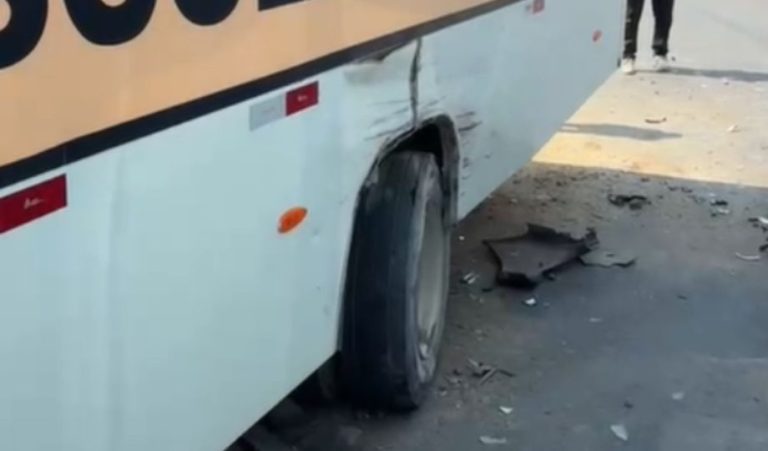 Caminhonete bate na traseira de ônibus escolar na rodovia AM-010 no Amazonas