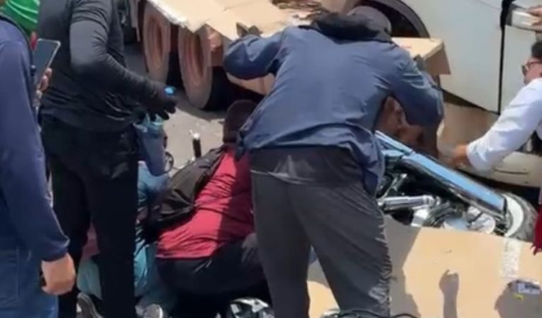 Motociclista fica ferido após colidir e ficar embaixo de caminhão em Manaus
