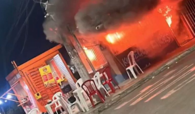 Fogo destrói restaurante e deixa proprietária com prejuízo em Itacoatiara no Amazonas