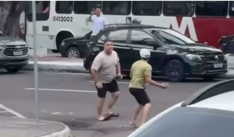 Homens trocam socos após discussão de trânsito no Centro de Manaus