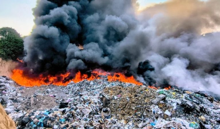 Incêndio em depósito de resíduos passa de 20 horas no Puraquequara em Manaus