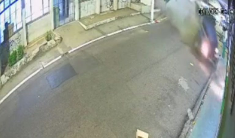 Caminhão derruba estrutura do Paredão e invade loja no Centro de Manaus