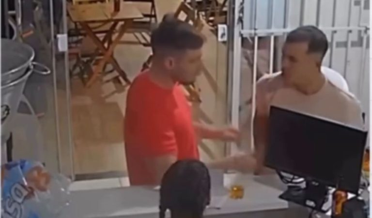 [Vídeo]: Homem encontra esposa escondida no banheiro de bar após suposta traição