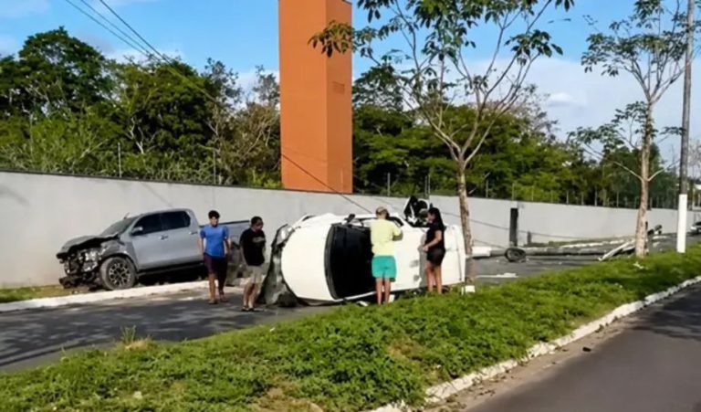 Picape desgovernada causa capotamento e destrói muro de condomínio em Manaus