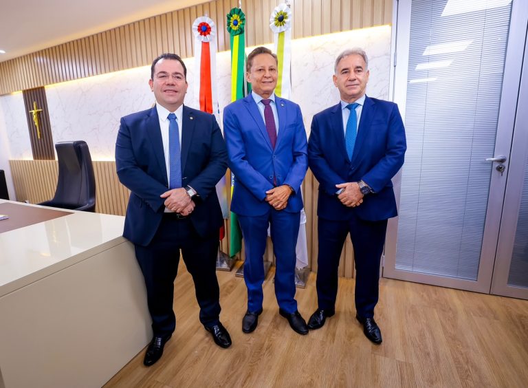 Adjuto Afonso recebe desembargador Délcio Santos em visita institucional à Aleam