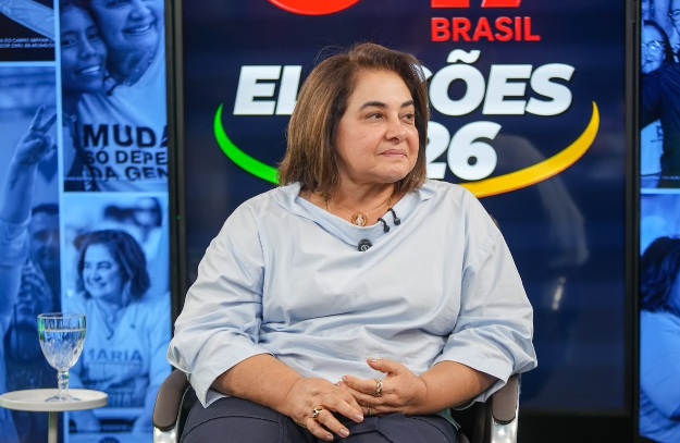 Professora Maria confronta prefeitos aliados a Omar Aziz sobre abandono da população do interior