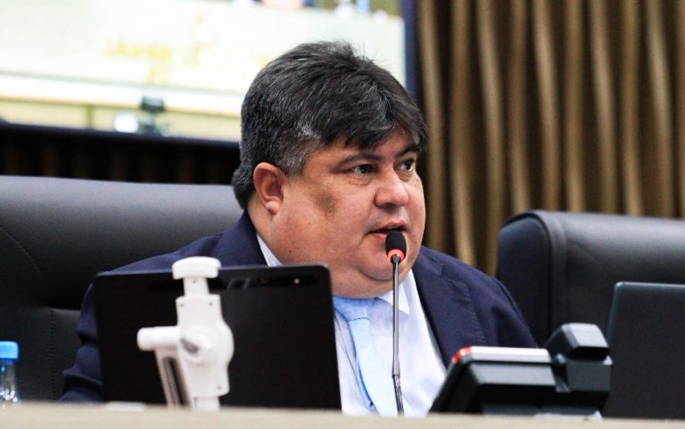 Presidente David Reis conduz votação que encaminha proposta de orçamento municipal de R$ 12,47 bilhões para 2027 às comissões da CMM